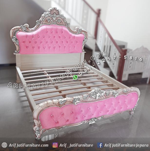 Tempat Tidur Klasik Cantik Warna Pink
